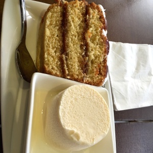 Torta rellena de dulce de leche con helado