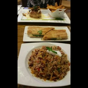 ensalada de quinoa + reina brie + pollo a la mozzarella