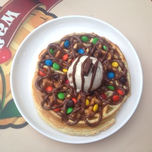 Waffle con chocolate, m&m's y helado de cookies and cream.