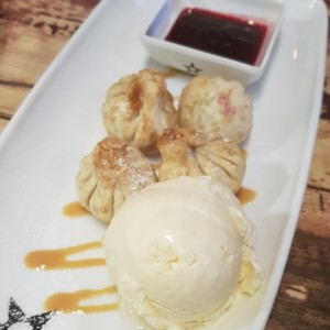 Wontons de queso y dulce de leche con helado