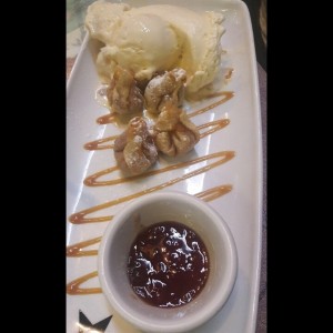 Wontons de queso y dulce de leche con helado