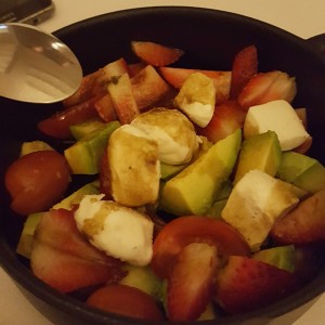 ensalada caprese cn aguacate y fresas