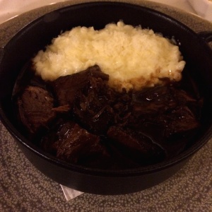 Short ribs cocidas en malta con risotto a la parmesana