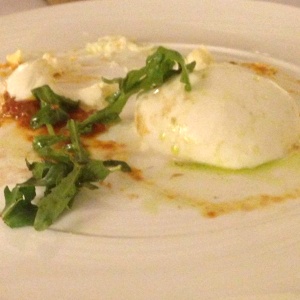 Burrata del Valle con rucula  y salsa de tomates