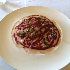 Carpaccio de Robalo en salsa de tomate de arbol