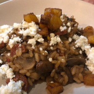 arroz con hongos, chorizos, platanos y queso feta