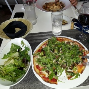 Insalata verde, Pizza Rigoletto y spaguettis veganos sin gluten y vegetales.