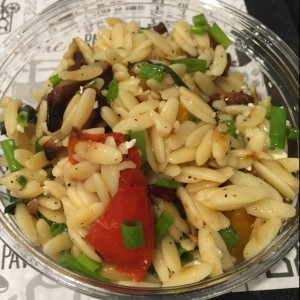 ensalada orzo con vegetales 