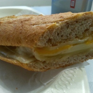 Emparedado cheesy melt (3 quesos)