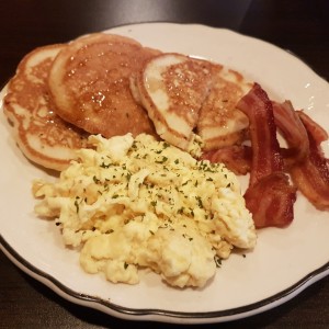 Platter huevos revueltos y bacon.