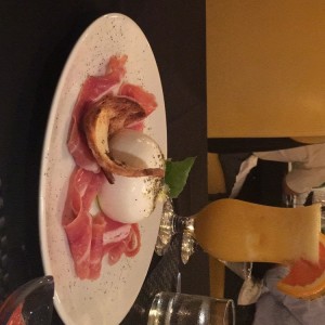 BRUSCHETTA BRIE & JAMON SERRANO