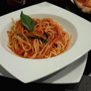 Spaguetti con tomate y Albahaca