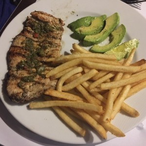 pollo al carbon con papas en sal marina y romero 