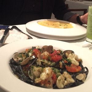 linguini negro fruto di mare y rabiolis de langosta