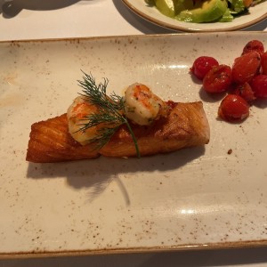 Salmon a la plancha con langostinos