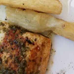Salmon con yuca frita