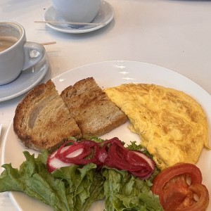 Omelette con pan tostado y vegetales