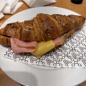 Croissant de Jamón y Queso