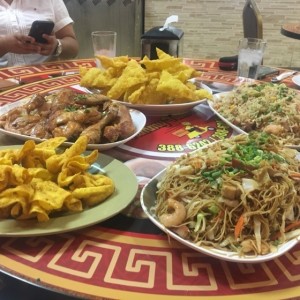 chow mein, pollo asado, arroz y wantones