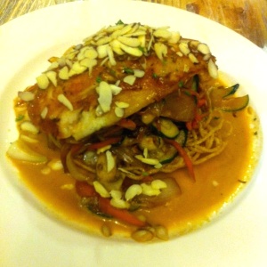 Corvina con almendras sobre vegetalea y spaghetti frito en salsa teriyaki