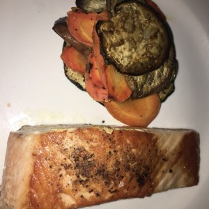 salmon sin aderezo tahini con vegetales