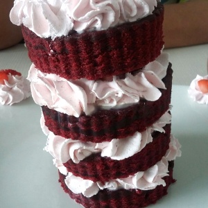 Torre de red velvet con fresas y crema