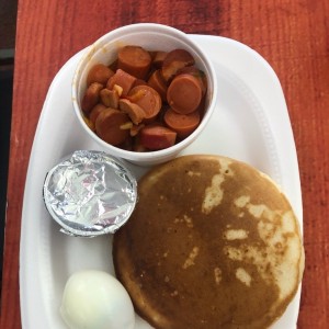 pancake (incluye sirope), salchichas guisadas y huevo sancochado
