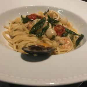 Linguini aglio e olio frutto di mare (Disponible gluten free)