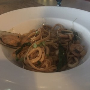 Linguini aglio e olio frutto di mare (Disponible gluten free)