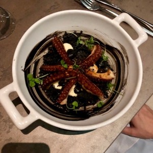 Fideua en Tinta de Calamar con Pulpo al Grill