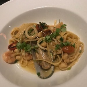 Linguini aglio e olio frutto di mare (Disponible gluten free)