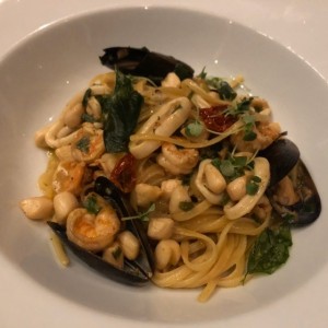 Linguini aglio e olio frutto di mare (Disponible gluten free)