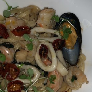 Linguini aglio e olio frutto di mare