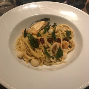 Linguini aglio e olio frutto di mare (Disponible gluten free)