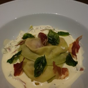 Ravioloni relleno de burrata y tomates secos