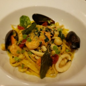 Linguini aglio e olio frutto di mare (Disponible gluten free)