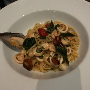 Linguini aglio e olio frutto di mare (Disponible gluten free)