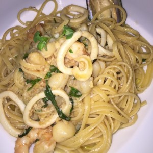 Linguini aglio e olio frutto di mare (Disponible gluten free)