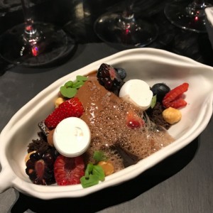 Huerto, tierra y crema de chocolate, con frutos rojos