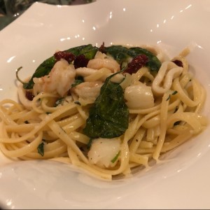 Linguini aglio e olio frutto di mare (Disponible gluten free)