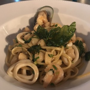 Linguini aglio e olio frutto di mare (Disponible gluten free)