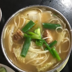 Sopa de fideos con costillas