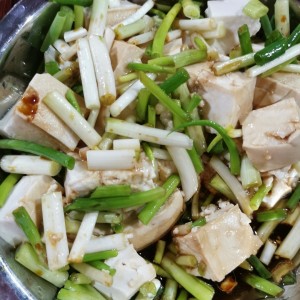Ensalada de tofu con cebollina