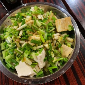 Ensalada de tofu con cebollina 