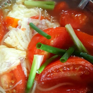 sopa de fideos con tomates