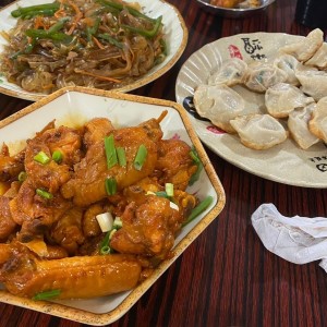 Alitas en salsa de soya, Dumplings frito de carne y Fideo transparente a base de frijoles verdes