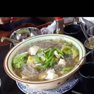 sopa de fideos con tofu,cebollina y repollo asiatico