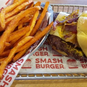 Hamburguesa bacon con batatas fritas