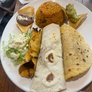 ESPECIAL CHARRO MEXICANO (Taco Frito, Taco Suave, y Mini Burrito, con Frijoles Guacamole y Arroz con Vegetales, con Carne Puerco Pollo o Chorizo) 