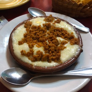 queso fundido con chorizo